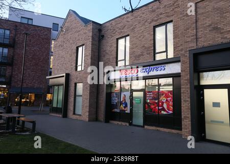 Dublin, Irlande - 17 janvier 2025 - Une façade Tesco Express dans le complexe d'appartements Two Oaks à Knocklyon dans le sud de Dublin Banque D'Images