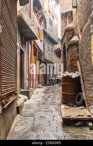 Sokalipura, Srinagar, Jammu-et-Cachemire, Inde. Motos dans une ruelle étroite. Banque D'Images