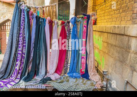 Sokalipura, Srinagar, Jammu-et-Cachemire, Inde. Tissu à vendre sur un marché. Banque D'Images