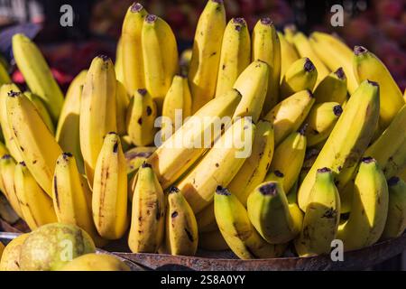 Berna Bugh, Kangan, Inde. Bananes fraîches sur un marché dans un village de Jammu-et-Cachemire. Banque D'Images