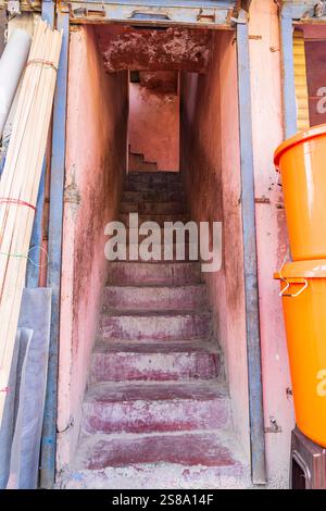 Berna Bugh, Kangan, Inde. Un escalier étroit dans un village de Jammu-et-Cachemire. Banque D'Images