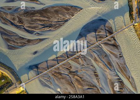 Vue aérienne abstraite des rivières émergeant des glaciers islandais. Mère nature a créé de superbes œuvres d'art en Islande. photo de haute qualité pour un Banque D'Images