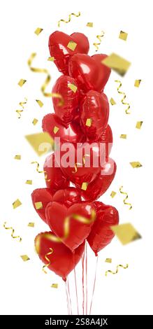 Beaucoup de ballons rouges en forme de coeur, banderoles serpentine dorées et confettis sur fond blanc. Décor de fête Banque D'Images