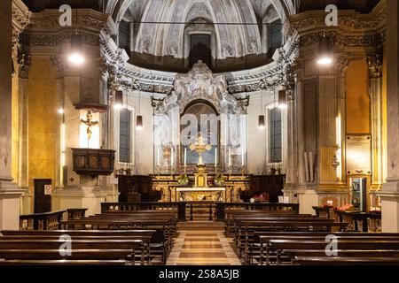 Lugano, Suisse - 22 décembre 2024 : intérieur de l'église de Sant'Antonio Abate présentant son autel baroque et ses ornements Banque D'Images