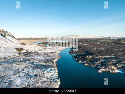 Vue aérienne le long du Ölfusá à l'extérieur de Selfoss, Islande, en hiver Banque D'Images