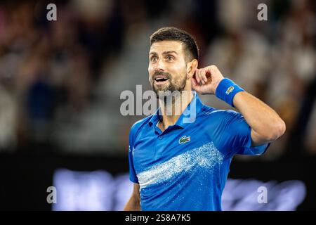 Melbourne, Australie. 21 janvier 2025. Novak Djokovic réagit lors du quart de finale masculin entre Novak Djokovic de Serbie et Carlos Alcaraz d'Espagne à l'Open d'Australie à Melbourne, Australie, le 21 janvier 2025. Crédit : HU Jingchen/Xinhua/Alamy Live News Banque D'Images