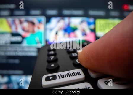Melbourne, Australie - 13 octobre 2022 : photo macro grand angle d'un clic sur le bouton YouTube d'une télécommande Smart TV, prise avec une lentille de sonde macro Banque D'Images