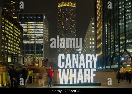 Un panneau lumineux surdimensionné de Canary Wharf accueille les visiteurs le premier jour du sentier d'art public Winter Lights. Banque D'Images