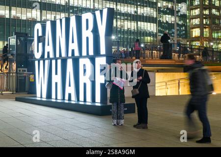 Un panneau lumineux surdimensionné de Canary Wharf accueille les visiteurs le premier jour du sentier d'art public Winter Lights. Banque D'Images