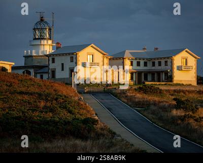 Phare d'Estaca de Bares au coucher du soleil, Manon (Mañon), la Coruña, Galice, Espagne. Banque D'Images