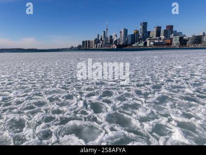 Toronto. 21 janvier 2025. Cette photo prise le 21 janvier 2025 montre le lac Ontario gelé à Toronto, Canada. Environnement Canada a émis un avertissement de froid extrême pour la ville de Toronto mardi, avec des valeurs de refroidissement éolien proches de moins 30 degrés Celsius à aussi bas que moins 35 degrés Celsius. Crédit : Zou Zheng/Xinhua/Alamy Live News Banque D'Images