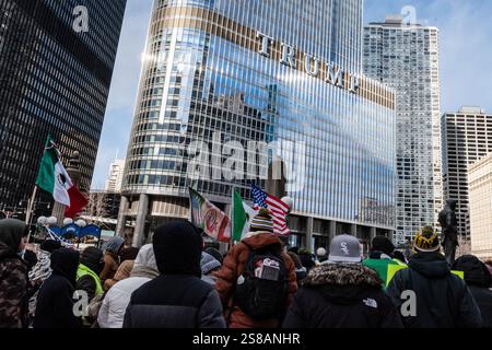 Chicago, États-Unis. 20 janvier 2025. Les manifestants se rassemblent sous la Trump Tower pendant le rassemblement. Malgré des températures à un chiffre et un avis de refroidissement éolien du National Weather Service, les manifestants se sont rassemblés devant la Trump Tower de Chicago le jour de l'inauguration pour dénoncer les politiques de second mandat du président Donald Trump sur l'immigration, la guerre Israël-Hamas, les droits reproductifs des femmes, et plus encore. Crédit : SOPA images Limited/Alamy Live News Banque D'Images