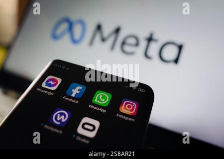 Smartphone avec Facebook, Messenger, WhatsApp, Instagram, applications Oculus et MÉTA logo de la société floue sur le fond. Concept pour Metaverse. Novembre Banque D'Images