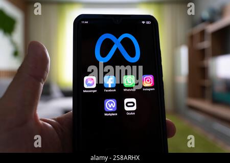 3 novembre 2021. Barnaul, Russie : smartphone avec Facebook, Whatsapp, Oculus, Workplace et icône d'application Instagram sur le fond du logo Meta. Facebo Banque D'Images