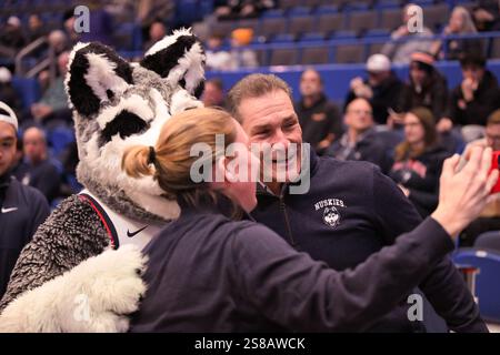 Hartford, Connecticut, États-Unis. 21 janvier 2025. Les fans avec la mascotte UCONN pendant le match de basket-ball Butler Bulldogs et UConn Huskies au XL Center Hatrford CT. (Crédit image : © James Patrick Cooper/ZUMA Press Wire) USAGE ÉDITORIAL SEULEMENT! Non destiné à UN USAGE commercial ! Banque D'Images
