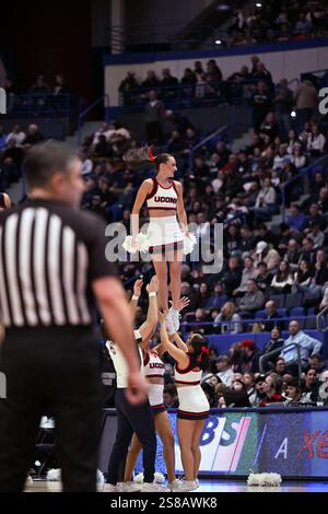 Hartford, Connecticut, États-Unis. 21 janvier 2025. Cheerleaders UCONN pendant le match de basket-ball Butler Bulldogs et UConn Huskies au XL Center Hatrford CT. (Crédit image : © James Patrick Cooper/ZUMA Press Wire) USAGE ÉDITORIAL SEULEMENT! Non destiné à UN USAGE commercial ! Banque D'Images