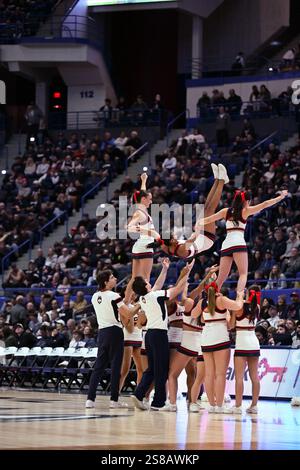 Hartford, Connecticut, États-Unis. 21 janvier 2025. Cheerleaders UCONN pendant le match de basket-ball Butler Bulldogs et UConn Huskies au XL Center Hatrford CT. (Crédit image : © James Patrick Cooper/ZUMA Press Wire) USAGE ÉDITORIAL SEULEMENT! Non destiné à UN USAGE commercial ! Banque D'Images