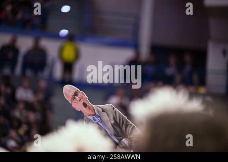 Hartford, Connecticut, États-Unis. 21 janvier 2025. Les fans signent pendant le match de basket-ball des Butler Bulldogs et des UConn Huskies au XL Center Hatrford CT. (Crédit image : © James Patrick Cooper/ZUMA Press Wire) USAGE ÉDITORIAL SEULEMENT! Non destiné à UN USAGE commercial ! Banque D'Images