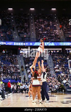Hartford, Connecticut, États-Unis. 21 janvier 2025. Cheerleaders UCONN pendant le match de basket-ball Butler Bulldogs et UConn Huskies au XL Center Hatrford CT. (Crédit image : © James Patrick Cooper/ZUMA Press Wire) USAGE ÉDITORIAL SEULEMENT! Non destiné à UN USAGE commercial ! Banque D'Images