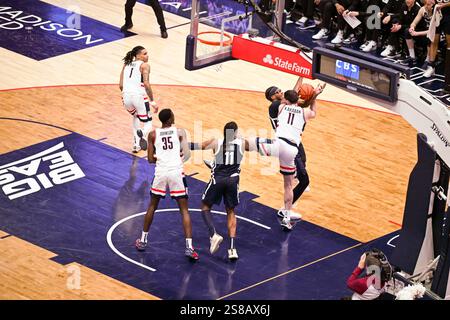 Hartford, Connecticut, États-Unis. 21 janvier 2025. Les joueurs rebondissent pendant le match de basket-ball Butler Bulldogs et UConn Huskies au XL Center Hatrford CT. (Crédit image : © James Patrick Cooper/ZUMA Press Wire) USAGE ÉDITORIAL SEULEMENT! Non destiné à UN USAGE commercial ! Banque D'Images