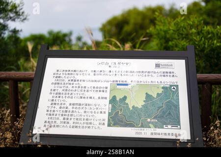 Route de mer et de montagne vide au printemps à l'île d'Aka, village de Zamami, préfecture d'Okinawa, Japon. Banque D'Images