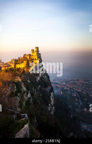 Vue sur les forteresses de Monte Titano, Saint-Marin Banque D'Images