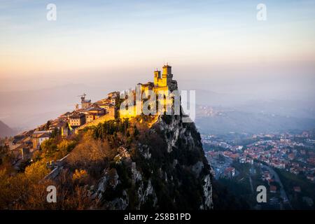 Vue sur les forteresses de Monte Titano, Saint-Marin Banque D'Images
