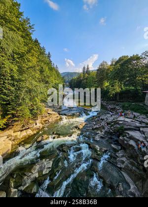 Eaux précipitées d'une rivière dans l'ouest de l'Ukraine, près de Mykulychyn. Banque D'Images