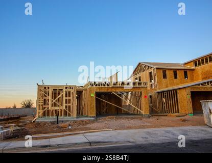 Maison neuve sous constructions pendant les étapes d'encadrement Banque D'Images