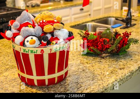 Panier de Noël coloré d'animaux en peluche et porte-bougie festif Banque D'Images