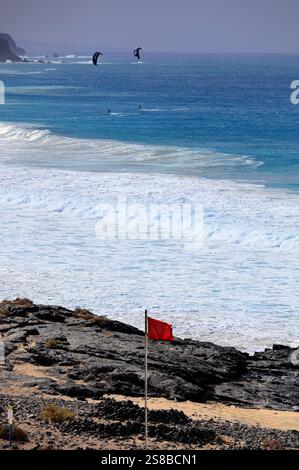 Kite surf, Playa Piedra, El Cotillo, Fuerteventura, Îles Canaries, Espagne. Banque D'Images