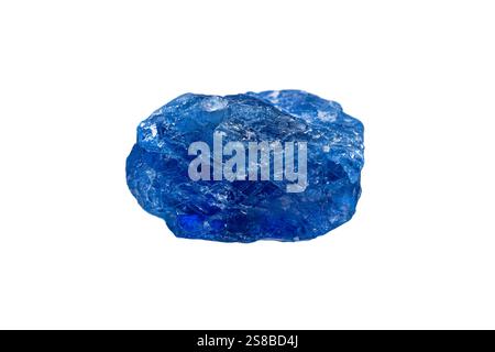 Rare gemme de saphir bleu royal birman naturel brut sur fond blanc (groupe de pierres précieuses de corindon) Banque D'Images