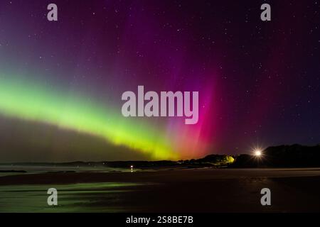 Les superbes aurores australes (aurora australis) s'étalent au-dessus de Dunedin, région d'Otago, Nouvelle-Zélande. Banque D'Images