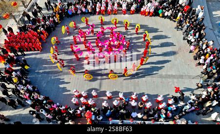 Zhangye, Chine. 22 janvier 2025. Les fans du patrimoine culturel immatériel exécutent Shehuo pour les touristes à la place culturelle du village de Zhenjiang, ville de Heiquan, comté de Gaotai, à Zhangye, en Chine, le 21 janvier 2025. (Photo de Costfoto/NurPhoto) crédit : NurPhoto SRL/Alamy Live News Banque D'Images
