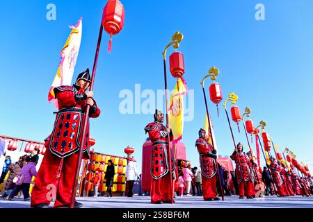 Zhangye, Chine. 22 janvier 2025. Les fans du patrimoine culturel immatériel éclairent un réseau de lanternes de rivière jaune millénaire sur la place culturelle du village de Zhenjiang, ville de Heiquan, comté de Gaotai, à Zhangye, en Chine, le 21 janvier 2025. (Photo de Costfoto/NurPhoto) crédit : NurPhoto SRL/Alamy Live News Banque D'Images