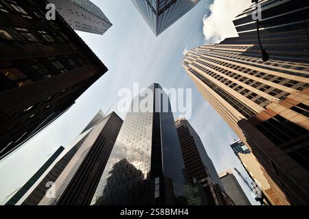 les skycrapers ont tiré du point de vue d'une grenouille dans le ciel bleu Banque D'Images