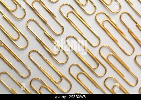 Trombones dorés sur fond clair, pose plate Banque D'Images