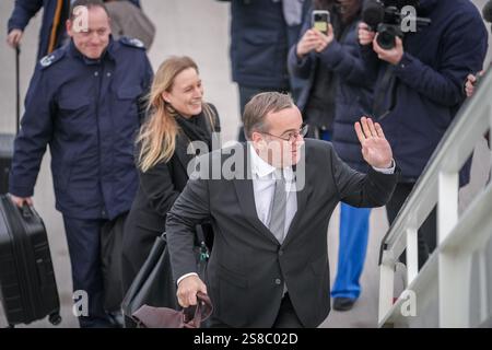 22 janvier 2025, Brandebourg, Schönefeld : Boris Pistorius (SPD), ministre fédéral de la Défense, se rend à pied à la section militaire de l'aéroport de Berlin-Brandebourg pour embarquer à bord de l'Airbus A321 de l'armée de l'air pour le vol vers la Lituanie. Le politicien du SPD parle aux représentants du gouvernement et rencontre des soldats allemands dans le pays de l'OTAN. Les autres arrêts du voyage incluent la Pologne et la France. Photo : Kay Nietfeld/dpa Banque D'Images