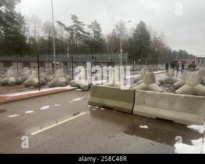 Polowce, Pologne. 16 janvier 2025. Ces dernières années, les Polonais ont renforcé la sécurité de leurs frontières avec la Biélorussie. Ils ont déployé des hérissons en béton armé de plusieurs tonnes dans certaines parties. Ici, le 16 janvier 2025, on voit le poste frontière fermé à Polowce, en Pologne. Crédit : Tereza Supova/CTK photo/Alamy Live News Banque D'Images