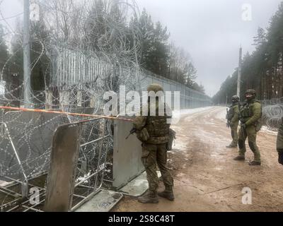 Polowce, Pologne. 16 janvier 2025. Une clôture en barbelés de 5,5 mètres de haut (photographiée ici le 16 janvier 2025) a été érigée à la frontière polono-biélorusse avec des caméras placées à côté. Les capteurs de mouvement sont sur la clôture elle-même et dans le sol, et les drones surveillent également la zone. En plus des gardes-frontières, la zone est patrouillée par l'armée et la police, poste frontière de Polowce, Pologne. Crédit : Tereza Supova/CTK photo/Alamy Live News Banque D'Images