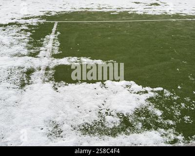 Courts de tennis couverts de neige dans un parc de la ville en hiver. Banque D'Images