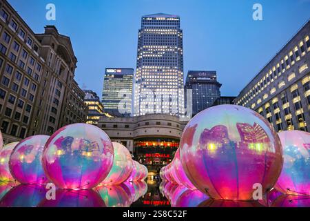 Londres, Royaume-Uni. 21 janvier 2025. L'installation 'Evanescent Droplets' de l'Atelier Sisu est magnifique sur la place Cabot avec les gratte-ciel de Canary Wharf en arrière-plan. Pour sa neuvième édition, le sentier Winter Lights emmène les visiteurs dans un voyage à travers 12 installations lumineuses spectaculaires, plus plusieurs œuvres lumineuses permanentes. Crédit : Imageplotter/Alamy Live News Banque D'Images