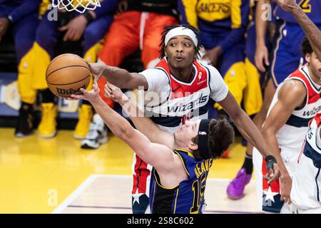 Los Angeles, États-Unis. 21 janvier 2025. Bilal Coulibaly des Washington Wizards (en haut) bloque un tir des Austin Reaves des Los Angeles Lakers lors du match de saison régulière NBA 2024-2025 entre les Los Angeles Lakers et les Washington Wizards à Los Angeles, États-Unis, le 21 janvier 2025. Crédit : Ringo Chiu/Xinhua/Alamy Live News Banque D'Images
