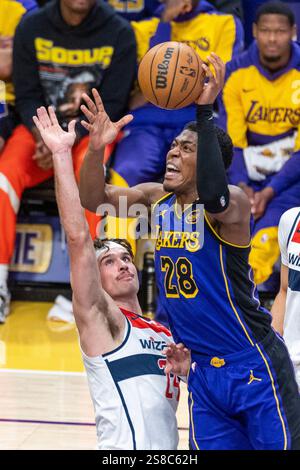 Los Angeles, États-Unis. 21 janvier 2025. Rui Hachimura des Los Angeles Lakers (R) tire contre Corey Kispert des Washington Wizards lors du match de saison régulière NBA 2024-2025 entre les Los Angeles Lakers et les Washington Wizards à Los Angeles, États-Unis, le 21 janvier 2025. Crédit : Ringo Chiu/Xinhua/Alamy Live News Banque D'Images