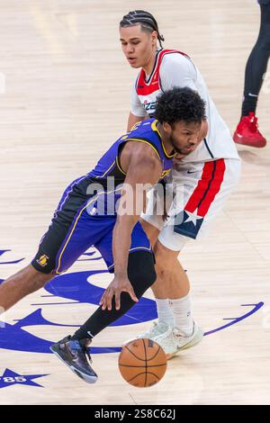 Los Angeles, États-Unis. 21 janvier 2025. Bronny James (l) des Los Angeles Lakers affronte Kyshawn George des Washington Wizards lors du match de saison régulière NBA 2024-2025 entre les Los Angeles Lakers et les Washington Wizards à Los Angeles, États-Unis, le 21 janvier 2025. Crédit : Ringo Chiu/Xinhua/Alamy Live News Banque D'Images