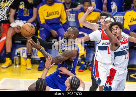 Los Angeles, États-Unis. 21 janvier 2025. Lebron James (l) des Los Angeles Lakers part pour un lay up lors du match de saison régulière de la NBA 2024-2025 entre les Los Angeles Lakers et les Washington Wizards à Los Angeles, États-Unis, le 21 janvier 2025. Crédit : Ringo Chiu/Xinhua/Alamy Live News Banque D'Images