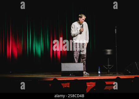 Berne, Suisse. 21 janvier 2025. Le comédien suisse Fabio Landert présente un spectacle comique à Bierhübeli à Berne. Crédit : Gonzales photo/Alamy Live News Banque D'Images