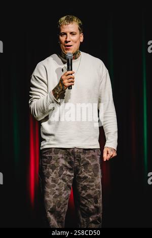 Berne, Suisse. 21 janvier 2025. Le comédien suisse Fabio Landert présente un spectacle comique à Bierhübeli à Berne. Crédit : Gonzales photo/Alamy Live News Banque D'Images