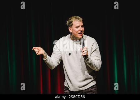 Berne, Suisse. 21 janvier 2025. Le comédien suisse Fabio Landert présente un spectacle comique à Bierhübeli à Berne. Crédit : Gonzales photo/Alamy Live News Banque D'Images