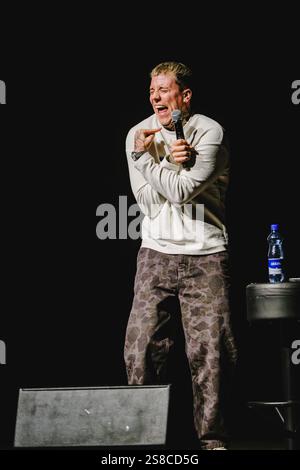 Berne, Suisse. 21 janvier 2025. Le comédien suisse Fabio Landert présente un spectacle comique à Bierhübeli à Berne. Crédit : Gonzales photo/Alamy Live News Banque D'Images